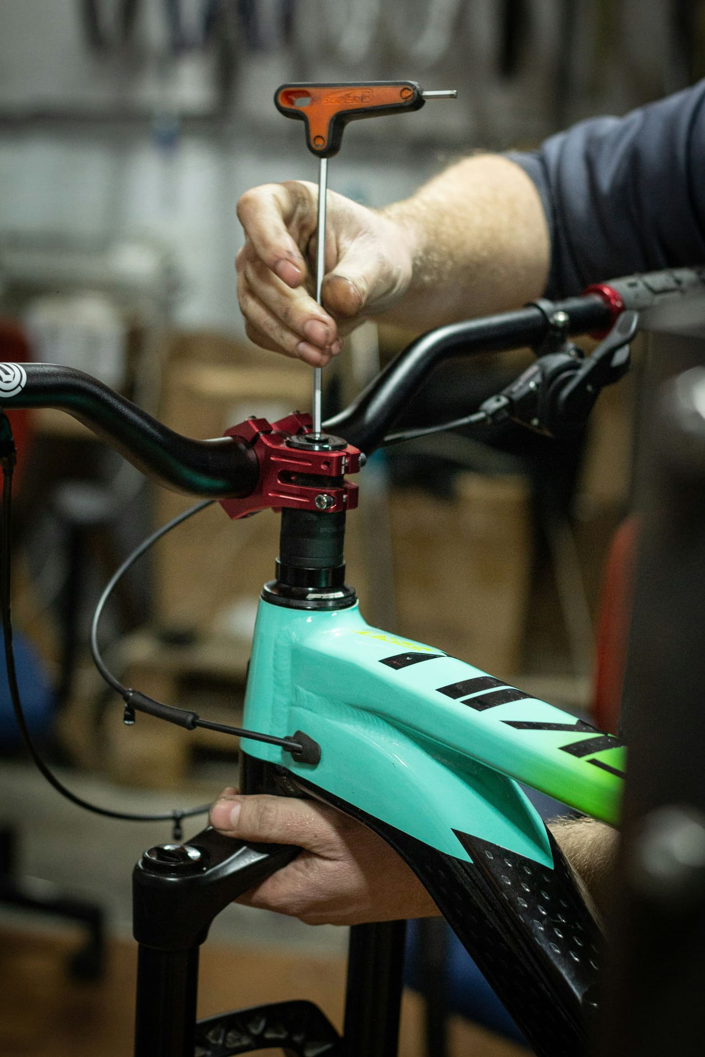 Mécanicien travaillant sur un vélo, photographie d’illustration