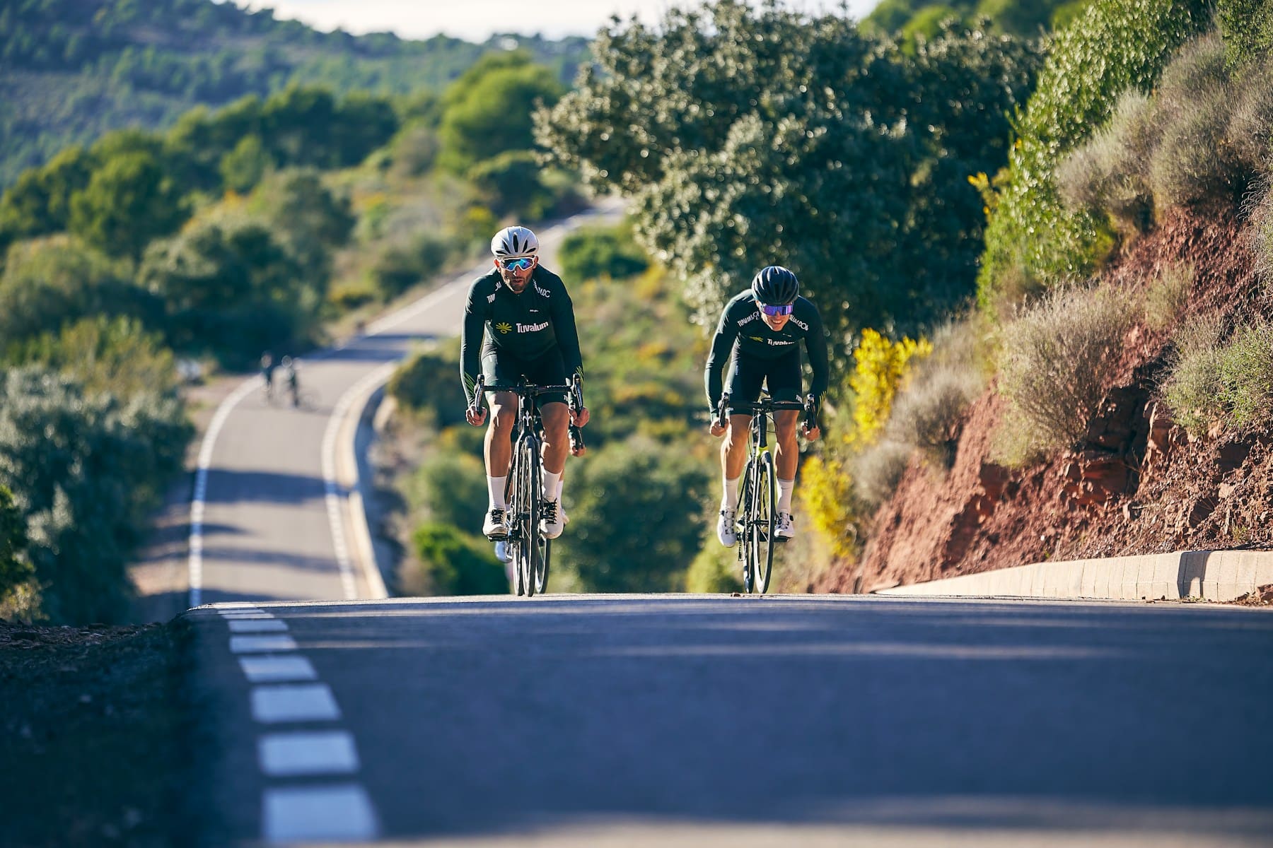 Cyclistes sur une route de montagne, photographie d’illustration